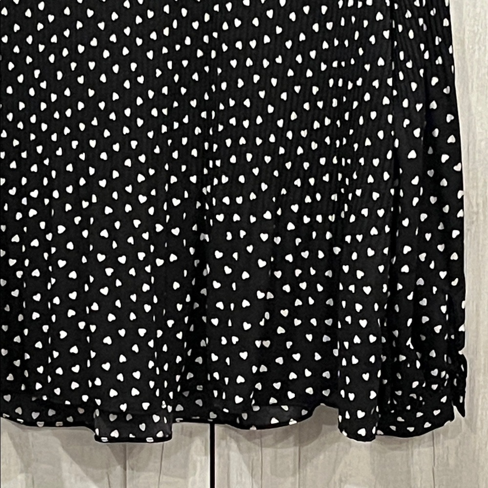 Adrianna Papell Black and White Heart Blouse - Picture 6 of 7